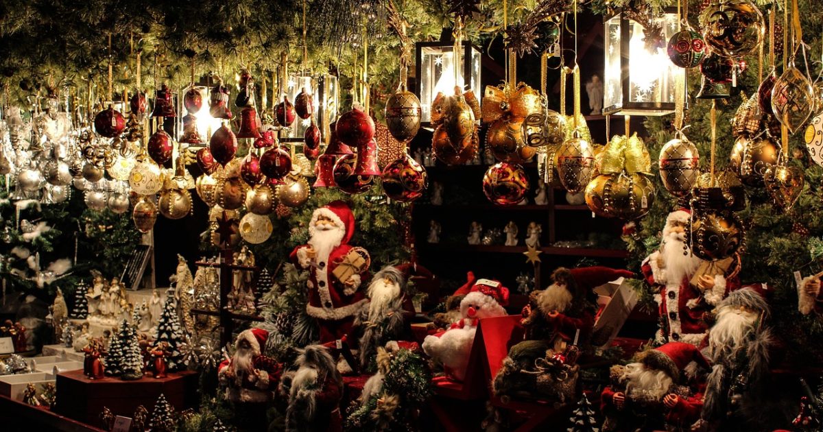 我不是戏神小说在线阅读免费 戏神阅读站编辑部案头场景，一本摊开的戏本压在暖黄台灯下，旁边放着写满批注的阅读笔记与一杯热茶，窗外暮色渐沉，氛围安静而专注